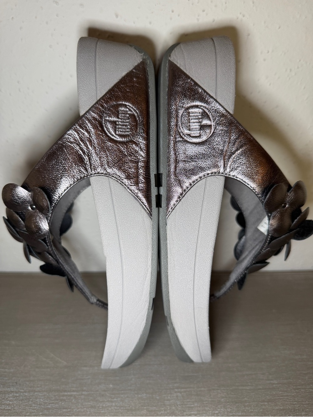 FitFlop Fleur Silver/Pewter Flower Comfort Wedge Flip Flop Thong Sandals US 6 - Picture 5 of 9
